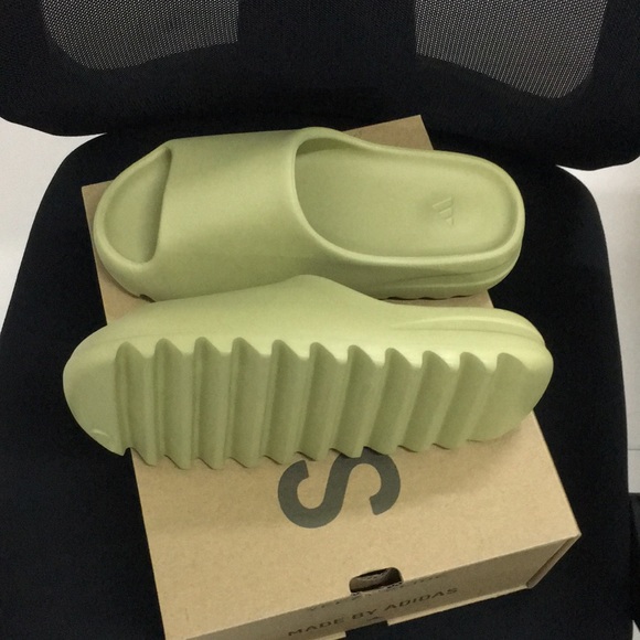 Yeezy slide Resin size 4